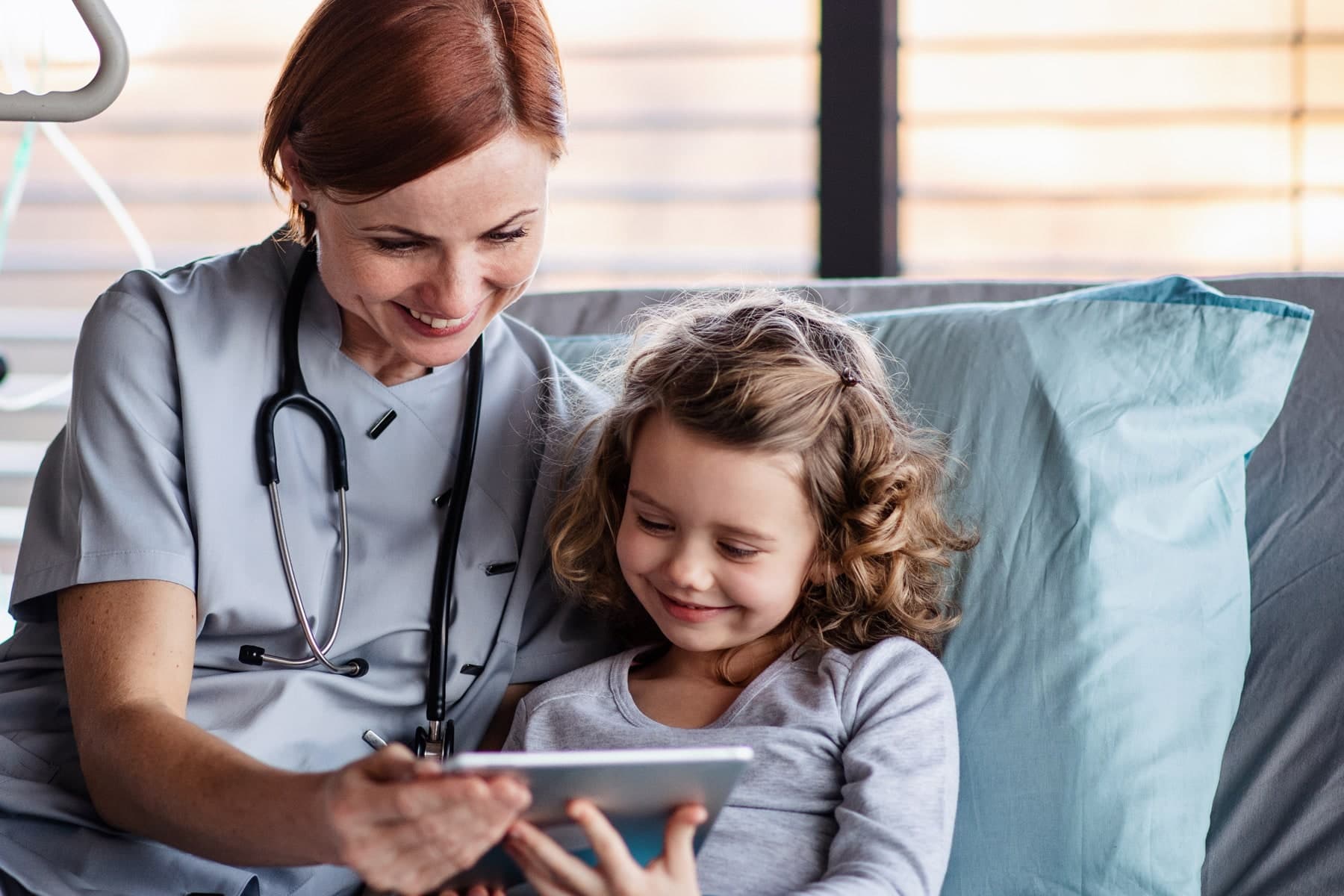 Kinderpatient im Krankenbett mit Arzt